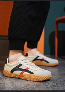 Detalle de la suela de goma antideslizante con tacos en zapatillas casuales retro