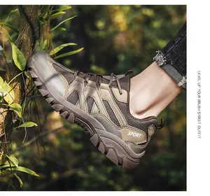 Dettaglio scarpe da trekking marroni con mesh traspirante e suole in gomma antiscivolo