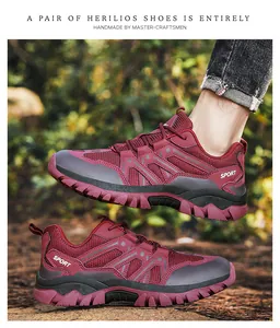Dettaglio di scarpe da trekking bordeaux con rete traspirante e suole in gomma antiscivolo
