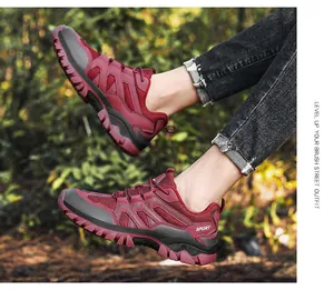 Vista dettagliata di scarpe da trekking resistenti con suole in gomma antiscivolo outdoor