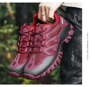 Dettaglio della suola antiscivolo e del mesh traspirante sulla scarpa da trekking bordeaux