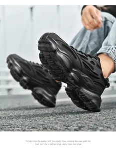 Vista en contrapicado de zapatillas negras con suelas gruesas antideslizantes y malla