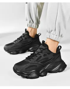 Vista lateral de zapatillas negras para hombre con suela gruesa y malla transpirable