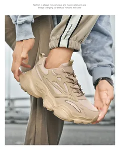 Detalle de zapatillas beige para hombre con malla transpirable y suela gruesa ondulada