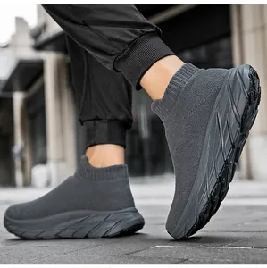 Detalle de zapatillas de punto gris oscuro para hombre con suela gruesa antideslizante