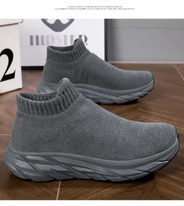 Detalle de zapatillas de punto gris oscuro sin cordones con suelas gruesas y tobillos acanalados