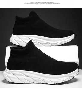 Detalle de zapatillas de punto negras sin cordones con suela gruesa blanca para hombres y mujeres