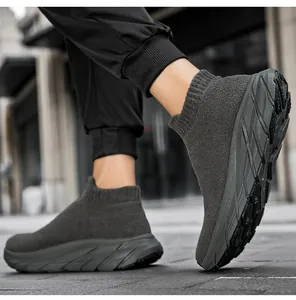 Detalle de zapatillas de punto gris oscuro con tejido texturizado y suelas onduladas