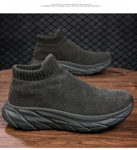 Detalle de zapatillas altas de punto gris oscuro con suela gruesa antideslizante