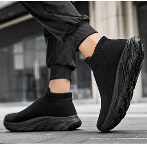 Detalle de zapatillas de punto negras con suelas gruesas en calle urbana