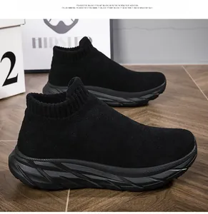 Detalle de zapatillas negras de punto con cuello elástico y suela de EVA gruesa antideslizante