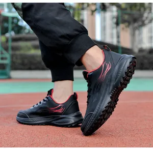Baskets en cuir pour hommes avec motifs de flammes rouges sur piste de sport rouge