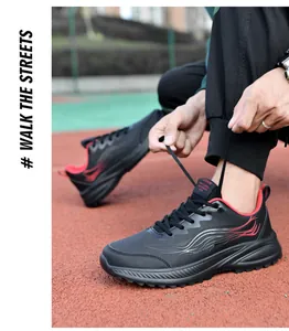 Détail du motif de flamme rouge et texture en cuir synthétique sur baskets noires