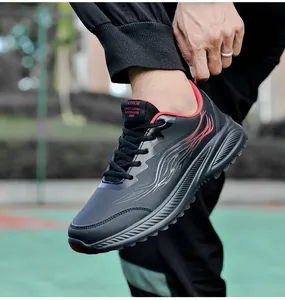 Vue portée de baskets en cuir noir avec flammes rouges et semelles grises épaisses antidérapantes