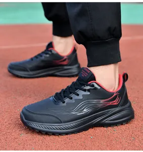 Détail de baskets en cuir pour hommes avec motif flamme rouge sur piste de sport