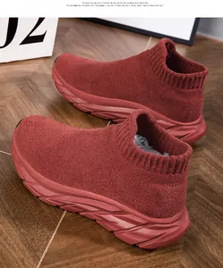 Detalle de zapatillas tipo calcetín en color burdeos con suela gruesa antideslizante