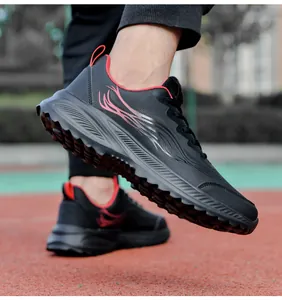 Détail de chaussure sport en cuir noir avec semelle amortissante et motifs de flamme rouge
