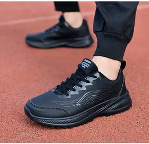 Détail de baskets noires pour hommes en similicuir avec textures gaufrées sur le côté