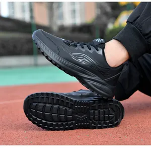 Vue macro de la semelle en caoutchouc et de la tige en cuir noir des chaussures de sport