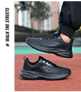 Baskets décontractées en cuir noir pour homme avec texture de flamme sur piste