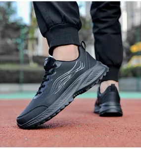 Détail de chaussures de course noires avec motifs de flammes et semelles épaisses