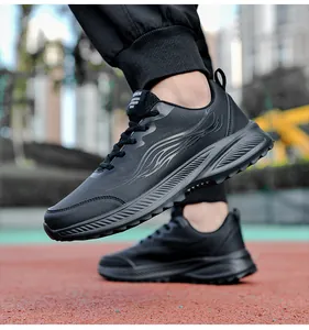 Gros plan de baskets en cuir noir avec détails argentés sur une piste de course pro