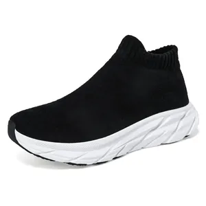 Zapatillas deportivas negras de punto con suela geométrica blanca y gruesa para