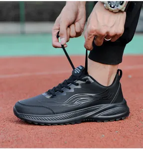 Détail de chaussures de skate professionnelles noires avec motifs gris sur une piste