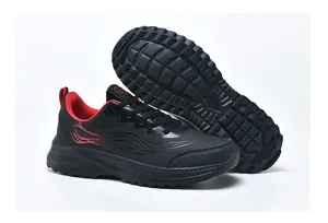 Vue macro de baskets en cuir noir avec doublure rouge et semelle en caoutchouc antidérapante