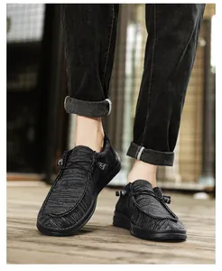 Primer plano de mocasines de punto transpirables para hombre en una cubierta
