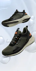 Dettaglio scarpe sportive in rete traspirante verde oliva con scritte sulla linguetta