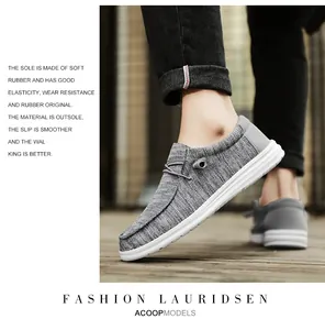 Detalle de mocasines grises con suela de goma blanda y tejido de punto transpirable para hombre