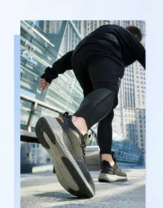 Vista dinamica delle scarpe da corsa da uomo in maglia spessa con motivi verdi e neri