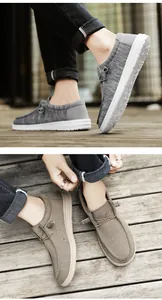 Detalle de mocasines de punto para hombre con suelas blancas gruesas y ligeras