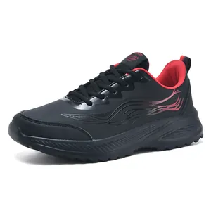 Chaussures de skate noires avec motif de flamme rouge et semelle en caoutchouc