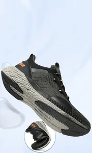 Dettaglio della suola flessibile in MD ammortizzata su scarpe da corsa verde militare