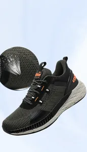 Dettaglio del tessuto a maglia verde traspirante su sneakers da uomo con suola spessa