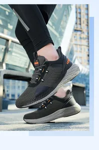 Vista laterale dei dettagli delle scarpe da ginnastica in maglia verde scuro da uomo