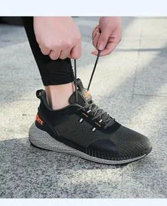 Dettaglio scarpa da corsa uomo verde in maglia traspirante con suola in gomma