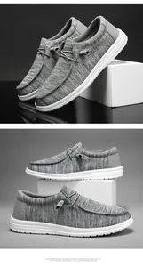 Detalle de mocasines de punto gris con tejido transpirable y suela blanca gruesa