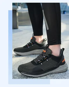 Vista indossata di scarpe da corsa in maglia verde scuro con spessa suola a nido d'ape