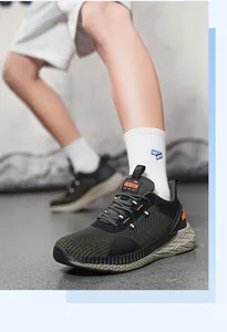 Dettaglio delle sneakers sportive in maglia verde militare con etichetta arancione e suola