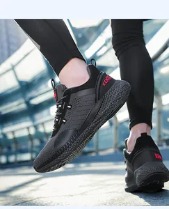 Scatto dinamico di scarpe da corsa traspiranti da uomo con suola spessa in città moderna