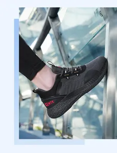 Dettaglio scarpa da corsa in mesh grigio con logo KENTE sul tallone per uomo