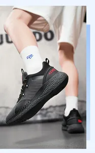 Vista laterale dinamica di scarpe da corsa da uomo con dettaglio KENTE rosso sul tallone