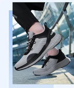 Dettaglio di scarpe da corsa in mesh grigio con suola ammortizzata a nido d'ape