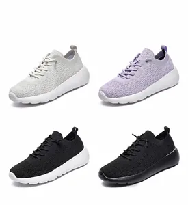 Affichage détaillé des couleurs des baskets en maille respirante en beige, violet, noir et blanc