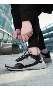 Dettaglio scarpe da ginnastica in mesh grigio con logo KENT bianco sul tallone