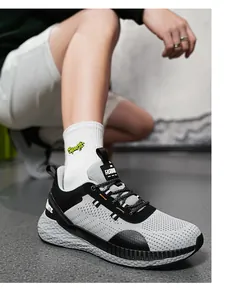 Dettaglio di sneaker in mesh con pannelli bianco grigio nero e suola strutturata
