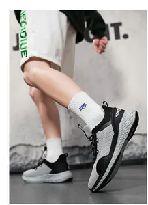 Vista laterale dettagliata delle scarpe da corsa in mesh traspirante da uomo in grigio e nero